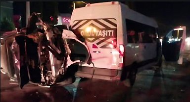 Söke'de servis minibüsü ile otomobil çarpıştı: 3 yaralı