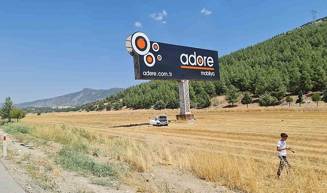 Sollamak istediği otobüse çarpıp tarlaya uçtu, 1'i ağır 3 kişi yaralandı