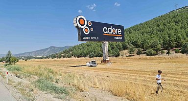 Sollamak istediği otobüse çarpıp tarlaya uçtu, 1'i ağır 3 kişi yaralandı