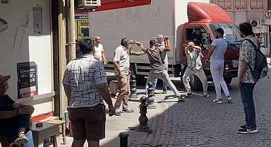 Sopalı yumruklu yol kapatma kavgası kamerada
