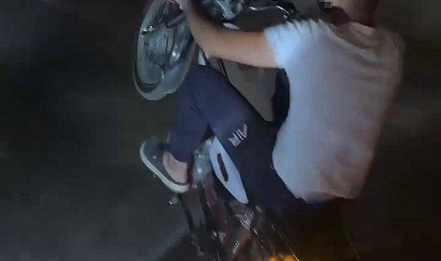 Sosyal medya içeriği uğruna canını hiçe sayan motorcu yaptıklarıyla hayrete düşürdü