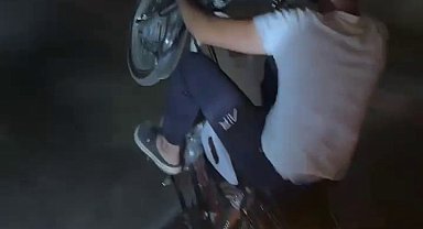 Sosyal medya içeriği uğruna canını hiçe sayan motorcu yaptıklarıyla hayrete düşürdü