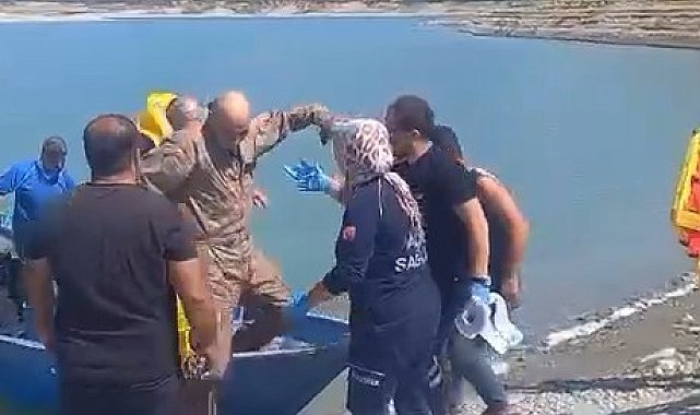 Su almak için indiği barajdan kalkamayan eğitim uçağındaki pilotları çiftçi teknesiyle kurtardı