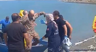 Su almak için indiği barajdan kalkamayan eğitim uçağındaki pilotları çiftçi teknesiyle kurtardı