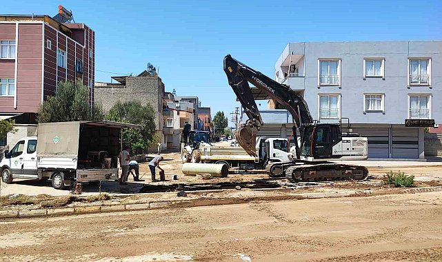 Su borusu patladı, mahalleyi su bastı