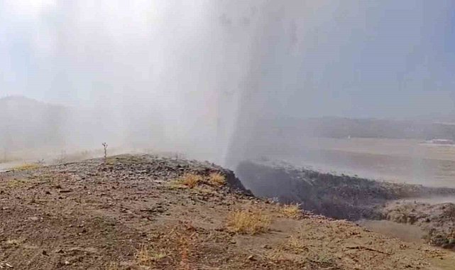 Su borusu patladı, tonlarca su çevreye aktı