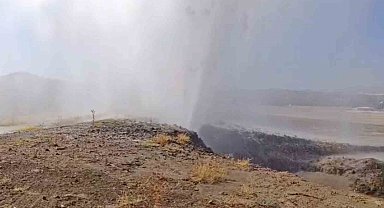 Su borusu patladı, tonlarca su çevreye aktı