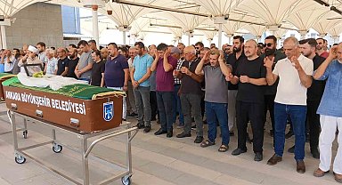 Suça sürüklenen çocuk tarafından boğularak öldürüldüğü iddia edilen kadın son yolculuğuna uğurlandı