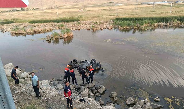 Sulak alana uçan otomobilden çıkarılan 3 kişi hastaneye kaldırıldı