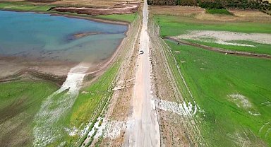 Sular çekildi karayolu ortaya çıktı