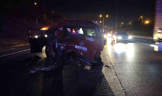 Sultanbeyli'de 2 minibüs çarpıştı: 9 yaralı