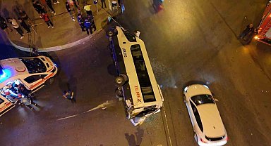 Sultanbeyli'de aşırı süratli araç minibüsle çarpıştı: 10 yaralı