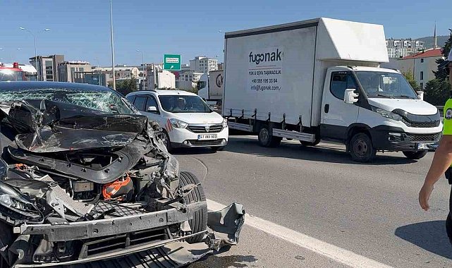 Sultanbeyli'de tıra çarpan Tesla hurdaya döndü