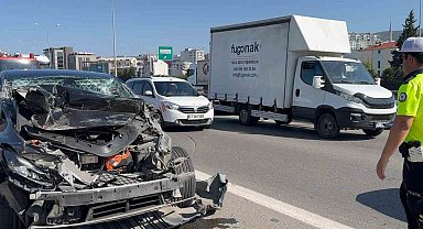 Sultanbeyli'de tıra çarpan Tesla hurdaya döndü