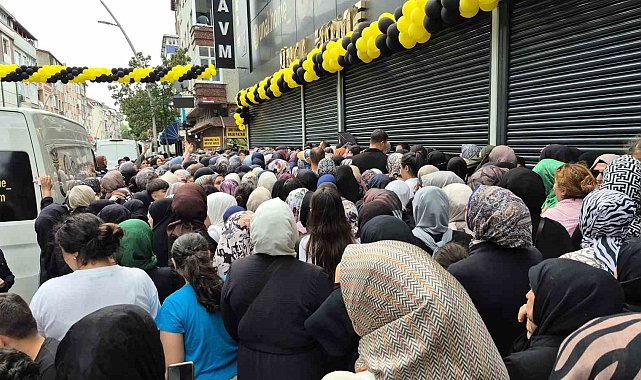 Sultangazi'de mağaza açılışında 'indirim' izdihamı