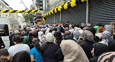 Sultangazi'de mağaza açılışında 'indirim' izdihamı