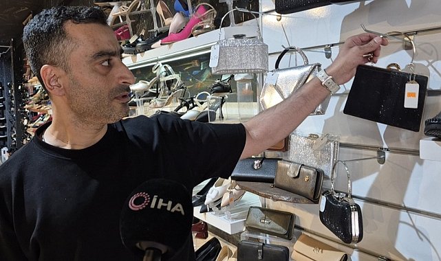 Sultangazi'de müşteri gibi girdiği dükkandan çanta çalan kadın kamerada