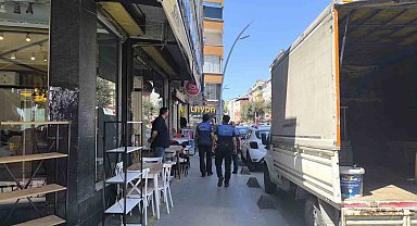 Sultangazi'de zabıtalardan kaldırım işgaline geçit yok