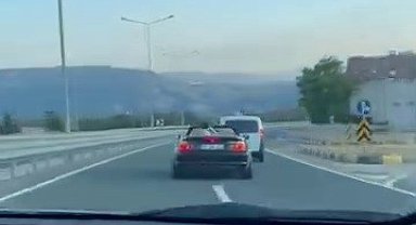 Sürekli şerit değiştirip trafiği tehlikeye attılar