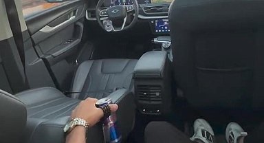 Sürücüsüz giden otomobilin arka koltuğuna geçip video çekti