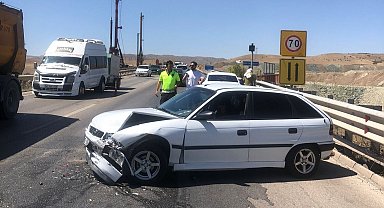 Sürücüyü arı soktu, otomobil bariyerlere çarpıp savruldu: 1 yaralı