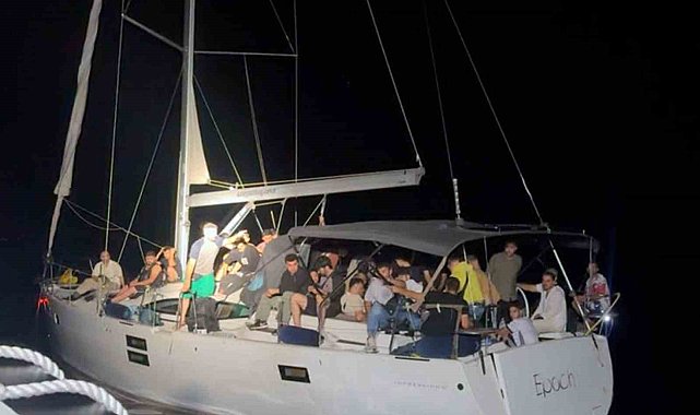 Sürüklenen yelkenli teknedeki 78 düzensiz göçmen kurtarıldı