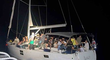 Sürüklenen yelkenli teknedeki 78 düzensiz göçmen kurtarıldı
