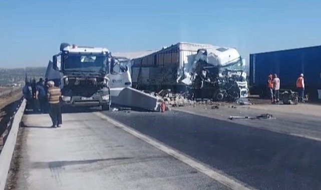 TAG Otoyolu'nda 2 tır çarpıştı: 2 yaralı