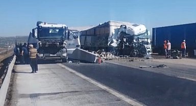 TAG Otoyolu'nda 2 tır çarpıştı: 2 yaralı