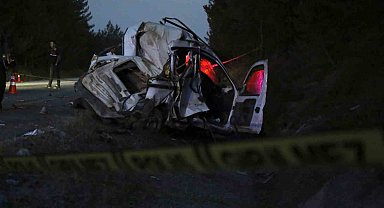Takla atan hafif ticari araç otomobille çarpıştı: 2 ölü, 5 ağır yaralı