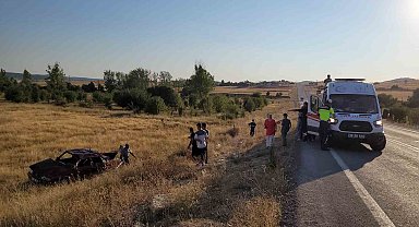 Takla atan otomobil tarlaya uçtu: 1'i ağır 5 yaralı