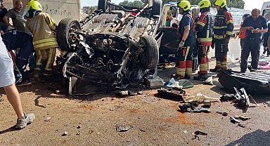 Takla atan otomobilde sıkışan 2 kişiyi itfaiye kurtardı
