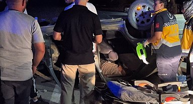 Takla atan otomobilde sıkışan sürücüyü itfaiye ekipleri kurtardı