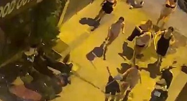 Taksim'de bir kişi 8 transın saldırısına uğradı: O anlar kamerada