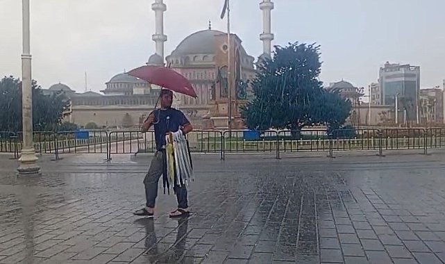 Taksim'de önce sağanak etkili oldu ardından güneş açtı