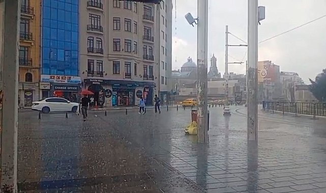 Taksim'de sağanak yağış etkili oldu