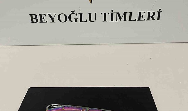 Taksim'de sevgilisini kıskanan kadın 3 kişiyi bıçakladı