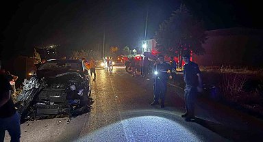 Tali yoldan çıkan traktörle çarpışan araç hurdaya döndü: 6 yaralı