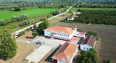 Taraftarlar okulu kırmızı-beyaza boyadı