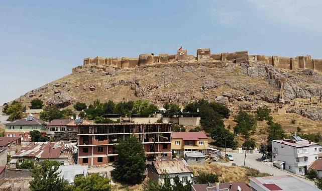 Tarihi Bayburt Kalesi'nin önünde yükselen binaya sert tepki: "Bayburt'ta imar terörü var"