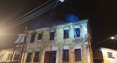 Tarihi binada çıkan yangın paniğe yol açtı
