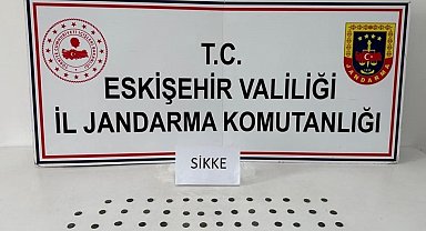 Tarihi eser kaçakçısı çantasındaki sikkelerle yakalandı