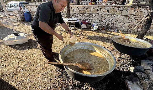 Tarihi Sarıhacılar'da bin kişilik aşure ikramı
