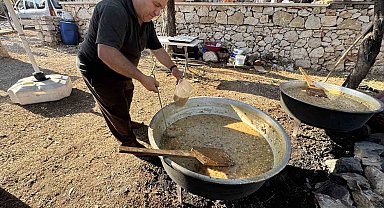 Tarihi Sarıhacılar'da bin kişilik aşure ikramı