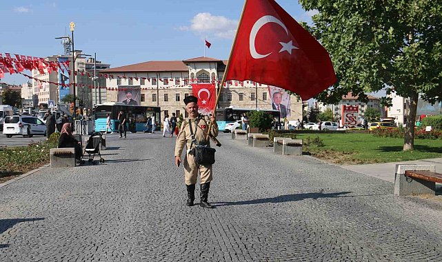 Tarihi yansıtan kıyafetleriyle Sivas sokaklarında dolaşıyor, görenler fotoğraf çektirmek için yarışıyor