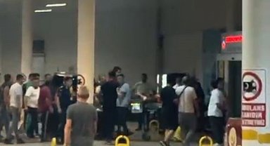 Tarlaya acil iniş yapan yangın söndürme uçağı pilotu hastaneye böyle getirildi