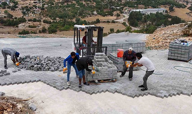 Tarsus'ta mahallelerin yolları kilit parkeyle yenileniyor