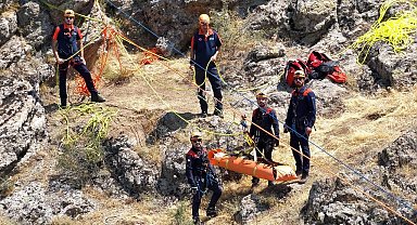 Tatbikat gerçeğini aratmadı: Dağda mahsur kalan yaralı vatandaşı kurtarmak için ekipler seferber oldu