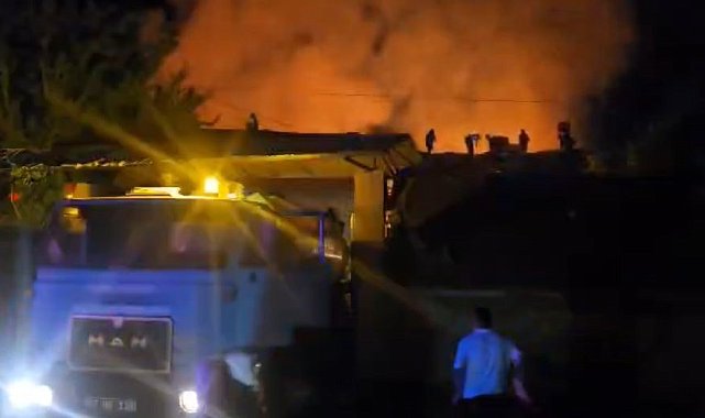Tavşanlı'da çıkan yangında 4 ev kullanılamaz hale geldi