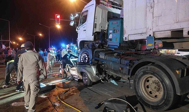 Tayland'da tır kırmızı ışıkta bekleyen araçları biçti: 1 ölü, 4 yaralı